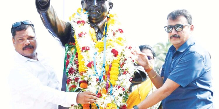 रायगड जिल्ह्यात उसळला निळा महासागर