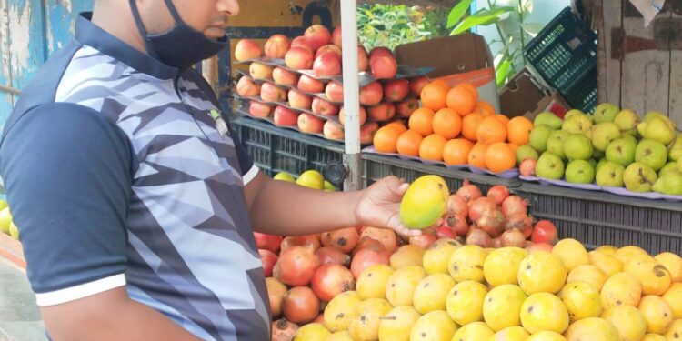 यंदा फळांचा राजा आंबा खातोय भाव