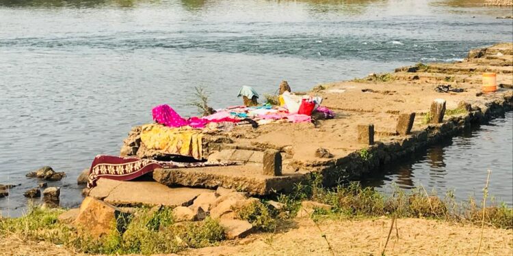 कळंबोलीतील आदिवासी कुटुंब जागेच्या प्रतीक्षेत