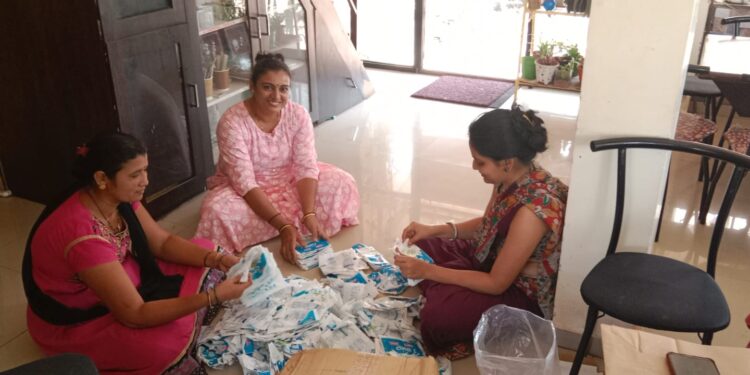 कॅफे बिग ब्ल्यू मारबलमध्ये प्लास्टिकचा पुनर्वापर