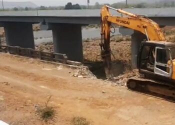 सावित्री नदीवरील जुना पूल तोडायला सुरूवात