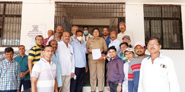 अमोल मिटकरी यांच्यावर गुन्हा दाखल करावा