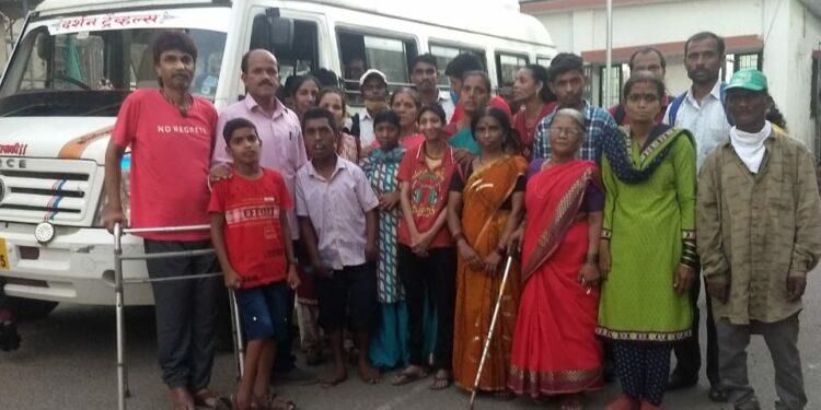 जिल्हा रुग्णालयाचा दिव्यांगांना मदतीचा हात