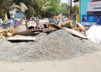 मोरीचे काम रखडलेल्या अवस्थेत