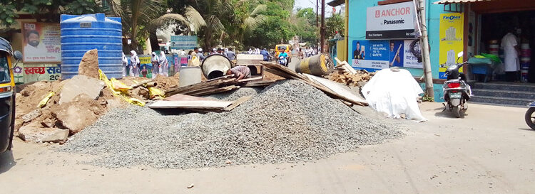 मोरीचे काम रखडलेल्या अवस्थेत