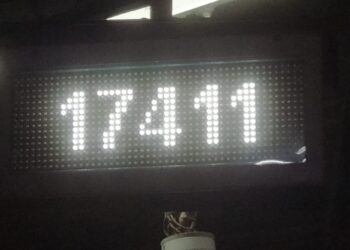 रेल्वे स्थानकावर डब्यांची स्थिती दर्शविणारे फलक