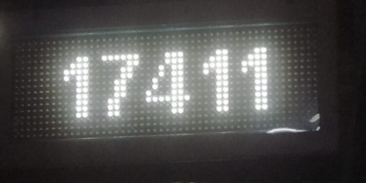 रेल्वे स्थानकावर डब्यांची स्थिती दर्शविणारे फलक