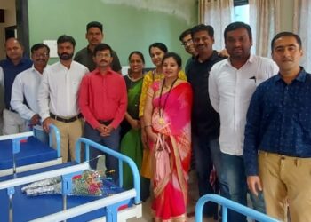 माजी विद्यार्थ्यांची काळकाई वृद्धाश्रमाला मदत