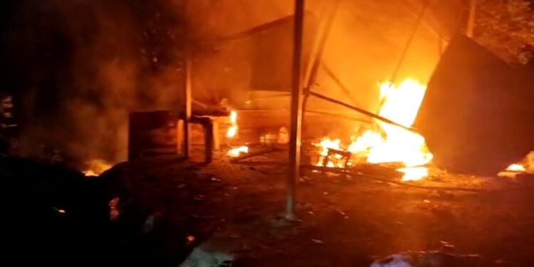 कर्जत – गारपोलीमध्ये चहाच्या दुकानात सिलेंडरचा स्फोट