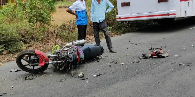 दुचाकी रिलायन्स बस वर धडकली