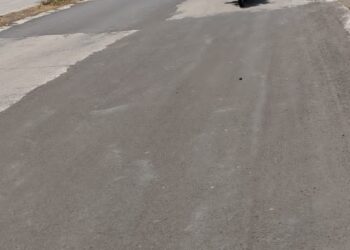 काँक्रीटच्या रस्त्यावर डांबरी पट्टे