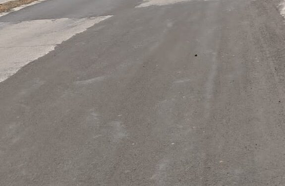 काँक्रीटच्या रस्त्यावर डांबरी पट्टे