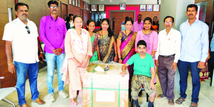 दिव्यांगांचा झेरॉक्स मशीन देऊन सन्मान ; शेकापच्या चित्रलेखा पाटील यांची उपस्थिती