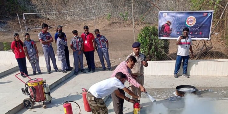 विद्यार्थ्यांनी घेतला अग्निसुरक्षा प्रात्यक्षिकांचा अनुभव