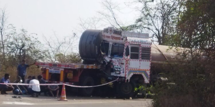 टँकरने दिली ट्रेलरला धडक