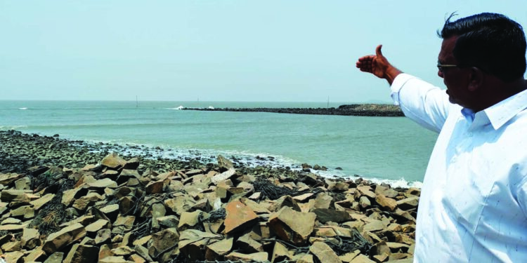 शेकापचे आ.जयंत पाटील यांच्या प्रयत्नातून वरसोली किनारी मार्गदर्शक स्तंभ