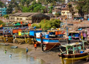 मासळीच्या दुष्काळामुळे बोटी किनार्‍यावर