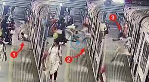 मुंबईतील धावत्या लोकलमधून तीन सेकंदांमध्ये पडल्या तीन तरुणी