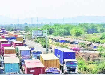 जेनपीटीकडे जाणार्‍या वाहनांच्या रांगा ; प्रवासी वाहतुकीवरही परिणाम