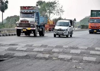 अनधिकृत गतिरोधक काढणायची मागणी