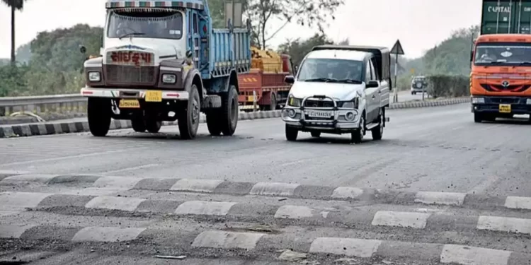 अनधिकृत गतिरोधक काढणायची मागणी