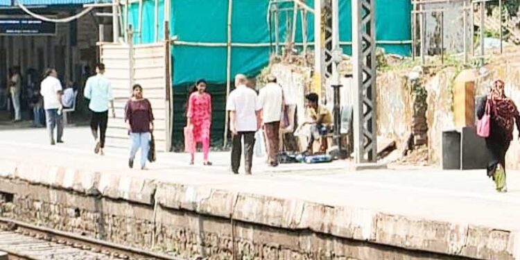 नेरळ रेल्वे स्थानकातील पादचारी पूल तोडण्यास सुरुवात