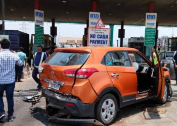 खालापूर टोलनाक्याजवळ विचित्र अपघात; चार वाहनांचे नुकसान