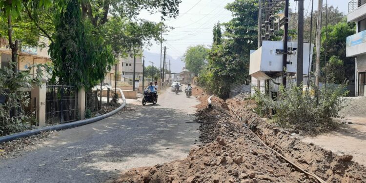 कोल्हारेमध्ये खोदलेल्या रस्त्याबद्दल कारवाई?
