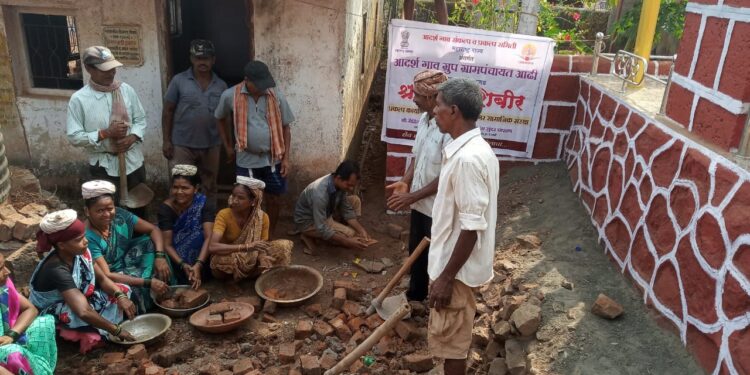 आदर्श गाव योजनेत श्रमदानाची गुढी