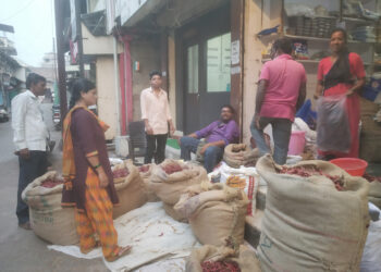 मसाल्याचे पदार्थ खरेदी करण्यासाठी गृहीणींची लगबग