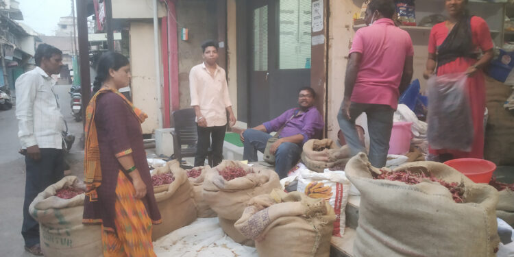 मसाल्याचे पदार्थ खरेदी करण्यासाठी गृहीणींची लगबग