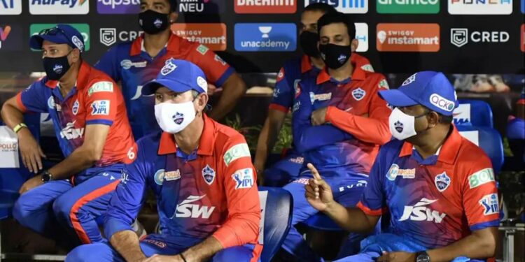 ड्रेसिंग रुममध्ये मास्कचे पुनरागमन