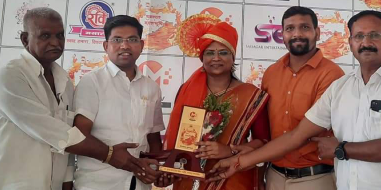 सुरेखा भणगे यांना उत्कृष्ट प्रशासक पुरस्कार