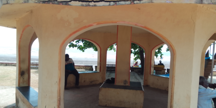 मुरुड समुद्रकिनारी असणारा विश्रामधामाची दुरवस्था