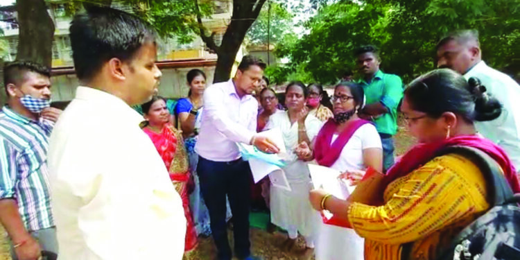 राखीव जागेसाठी बौद्ध समाजाच्या महिलांचे उपोषण