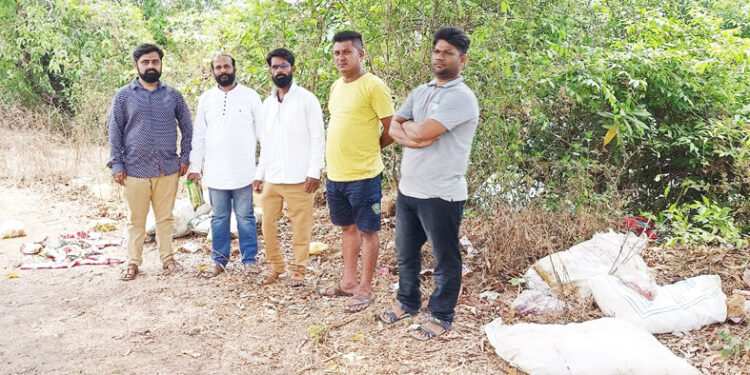 गाढी नदीत मसाल्याची पाकिटे टाकून इसम पसार