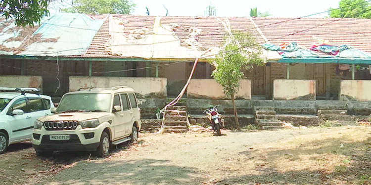 कर्जत मधील पोलीस निवासस्थाने मोडकळीस