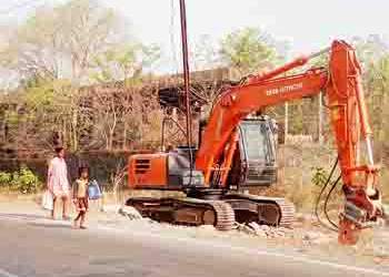 इसांबे येथे रस्त्याच्या बाजुला खोदकाम सुरू; अपघाताची भिती