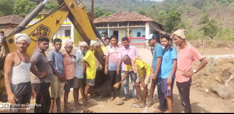 धनगरवाडा येथे रस्त्याच्या कामाला शुभारंभ