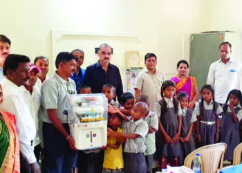 शाळांना पाणी जलशुद्धीकरण संच भेट