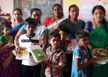 विद्यार्थ्यांना शालेय साहित्य वाटप