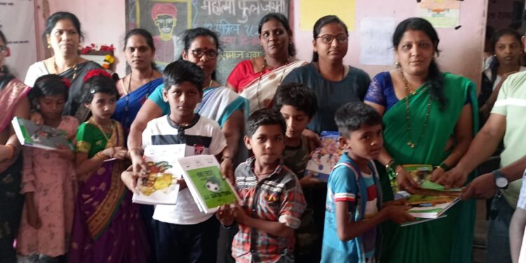 विद्यार्थ्यांना शालेय साहित्य वाटप
