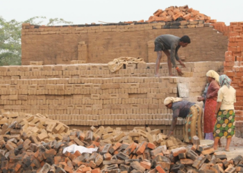 सांगा घर कसं बांधायचं विटाही महागल्या