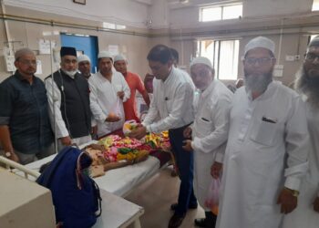 जिल्हा रुग्णालयात फळ वाटप