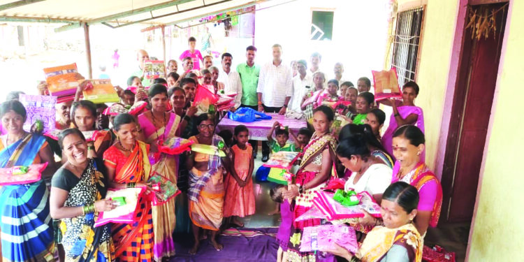 आदिवासी महिलांना साड्या वाटप