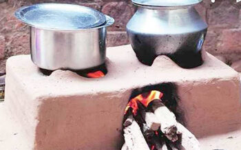 गॅस दरवाढीमुळे मातीच्या चुलींची पसंती