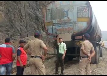 ब्रेकिंग न्यूज ! मुंबई-पुणे एक्सप्रेसवेवर टँकरमधील रसायनची गळती