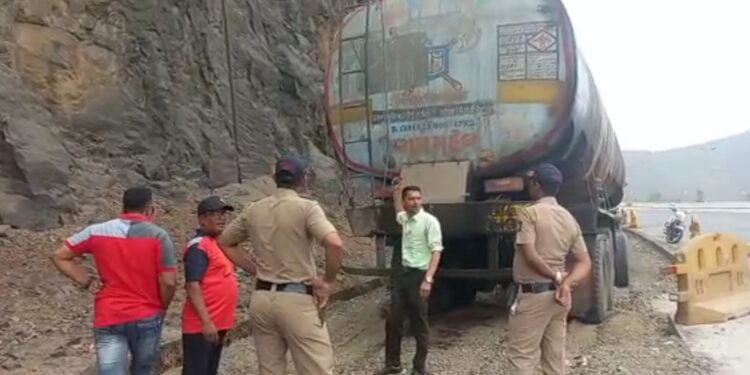 ब्रेकिंग न्यूज ! मुंबई-पुणे एक्सप्रेसवेवर टँकरमधील रसायनची गळती