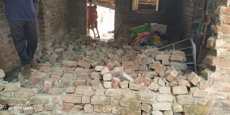 ब्रेकिंग; तळा येथे भिंत कोसळून ८ वर्षीय मुलीचा मृत्यू ; तीनजण जखमी