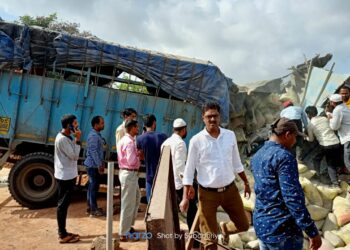 घोणसे घाटात सिमेंट ट्रकला भीषण अपघात; चालक गंभीर जखमी